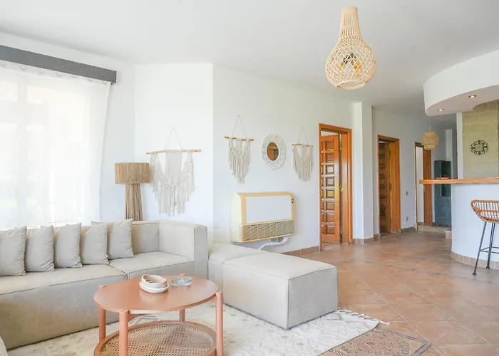 Boho 3br Duplex With Garden & Modern Interior