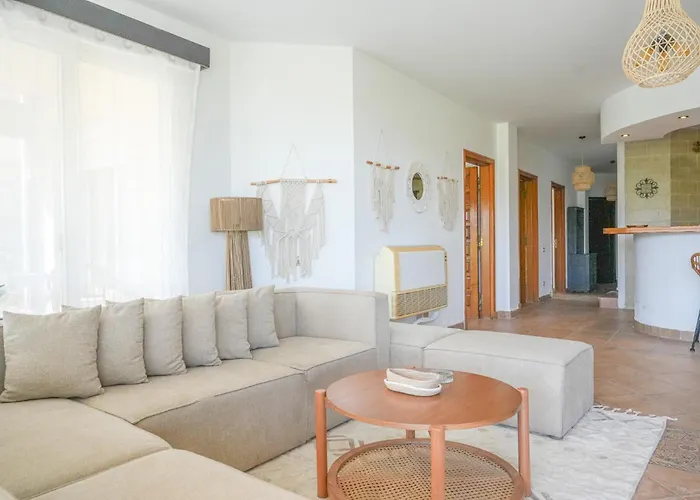 Boho 3br Duplex With Garden & Modern Interior
